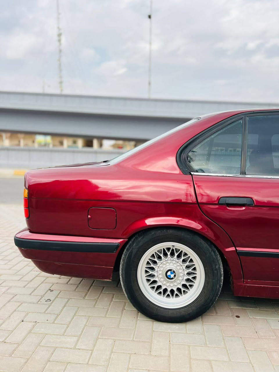 السلام عليكم  
موديل 1993
525 سنويه وبليته ومحرك 
محرك مسكر فانوس  
شرط كير محرك 
اي ضرر مابيها صبغ جماليه 
دبل ارباك ستتم دمام  
سلايت بجم عريض 
كهربائيات كلهه شرط
كركوك مشروع وطني سنويه 28

***********
مكان السياره صلاح الدين امكيشيفه
