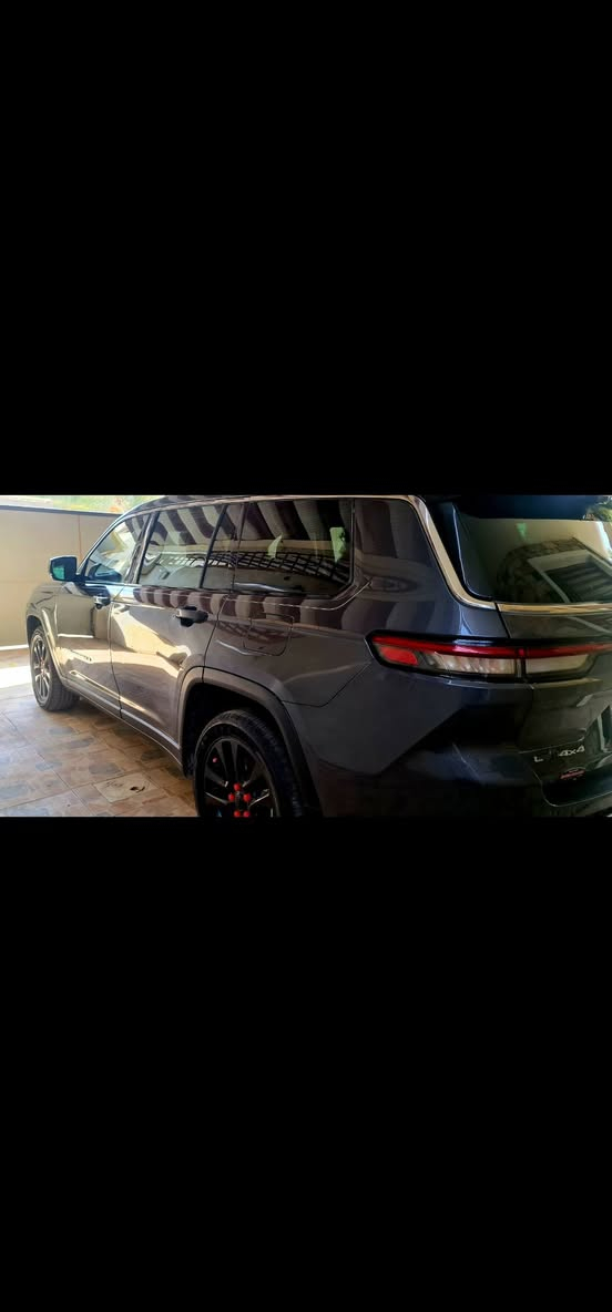 جيب  كراند شيروكي 2022 لمتد L .وارد امريكي
الشكل الجديد 7  راكب

المحرك : V6.  3.6L 
العداد :  45 ميل
اللون : رصاصي رمادي
الرقم : اربيل 22 دولي 

مكان السيارة:بغداد
المواصفات :
* دفع رباعي 4x4 . 
* رادار امامي مع مانع تصادم . 
* تحذير الخروج عن المسار . 
* تحذير النقطة عمياء  .
* ويل قياس 20 انج .
* سقف بانوراما . 
* مع شاشه بمواصفات عاليه
* شاشه كبيرة 10.1 انج . 
* نظام الخرائط (GPS) .
* كاميرا داخلية محيطيه  360 درجه  . 
* كاميرا خلفية . 
* المصابيح الأمامية زنون .
* كشافات الضباب زنون .     
* تشغيل عن بعد .
* صندوق كهربائي .
*شفتات بالستيرن.
*الگير ماوس مع وضعيات قياده متعدده.
* مقصورة الركاب من الجلد الفاخر .
*تطعيم الدشبول والابواب صاج ملكي.
* حفظ وضعيات الجلوس (ميموري) . 
* المقاعد الأمامية كهربائية .
* المقاعد الأمامية تبريد وتدفئة .
* المقاعد الخلفية تدفئة .
*سايد بريك بصمه.
*فول تحكمات ستيرن امامي خلفي.
*عشره  ايرباك بالدشبول ولتكم ولكراسي
* سستم صوت Alpine . 
* انارة داخلية LED . 
* حساسات خلفية . 
* 7 راكب .
* مكيف خلفي مع وحدة تحكم منفصلة . 
* تدفئة ستيرن . 
************
