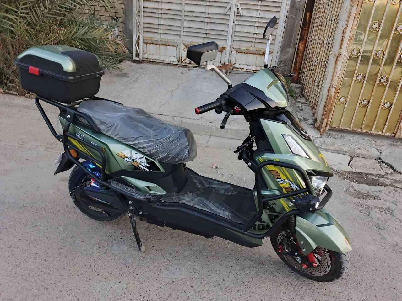🔴 للبيع دراجة شحن سكنس مُدرّعة 2025 – شبه جديدة 🔴
📌 المدة: 4 أشهر 
📌 الدراجه بعدها وكاله ومماشيه 
📌 دراجة سريعة ونظيفة وما بيها أي عيب
المواصفات:
⚡ القدرة: 3800 واط
🔋 بطارية: 38 أمبير
🔋 تحتوي على 6 باتري مسطره حجم كبير
🚀 السرعة الحقيقية: 85 إلى 90كم/س
🛣️ تمشي بالشحنة الواحدة: 75 إلى 80 كم بالسرعة طبيعيه وإذا سرعه أقل نمره 1 تمشي أكثر من 80 كم 
🔐 نظام تشغيل: بصمة عن بعد + ريموت + كرت عدد2 + مفتاح عدد2
🛑 قفل ستيرن + تنبيه ضد السرقة
🔁 رجوع للخلف R 
🔦 لد أمامي 
💡كشاف خلفي
نظام ABS 
🚦 دبل إشارة + كشاف خلفي وجانبي
🎯 مثبت سرعة
👁️ عدسة شيطان + وزنون
🛞 جنطة إضافية (صندوق خلفي) 
🔌 محولة أصلية سريعة شحن
💰 السعر المطلوب: 1,200,000 دينار
💬 قابل للتفاوض 
📍 المكان: بغداد – البلديات
📞 الاتصال / واتساب: ***********
