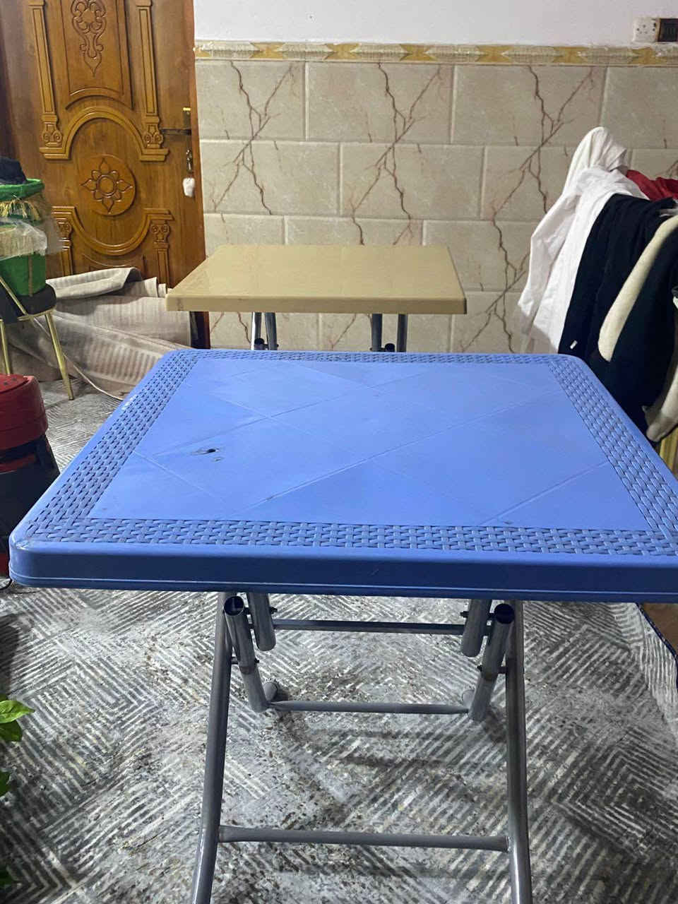 ميز طعام بلاستك عدد 2 سعر الواحد 15 الف 
ميز طعام خشب مغطى ببلاستك مع رجلين حديد وكراسي عدد 2 السعر 100 الف عمارة, ميسان


**إذا كنت صاحب هذا الإعلان وتريد حذفه لأي سبب، رجاءا أرسل رسالة إلى الدعم الفني**