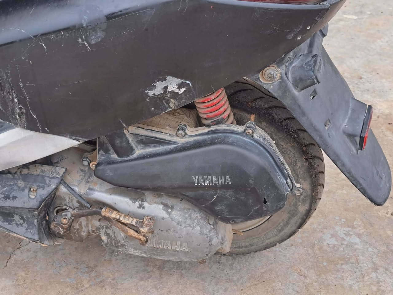 السلام عليكم دراجه بريز ياباني سرعه 140كابريتا مثل ماموضحه بالصور محرك نضيف بدون تنقيص ولاتبخير باتري جديد تشغيل سلف وهندر سعرها 300وبيها مجال رقم تلفون *********** مكان الحصوه شارع الدايره
