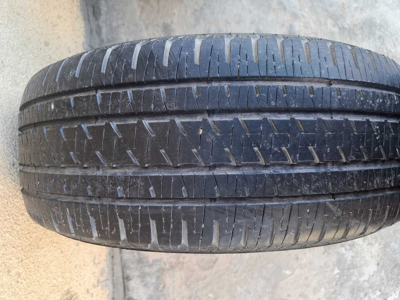 للبيع ٣تايرات تاهو حجم ٢٧٥_٥٥_٢٠نضيفات أكثر من نص عمرشرط بدون بنجر *********** بغداد
