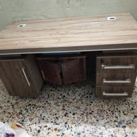 ميز مكتبي تركي البيع بي ضرر خفيف  اثر نقل سعر 100 وبي مجال  مكاني بغدا...