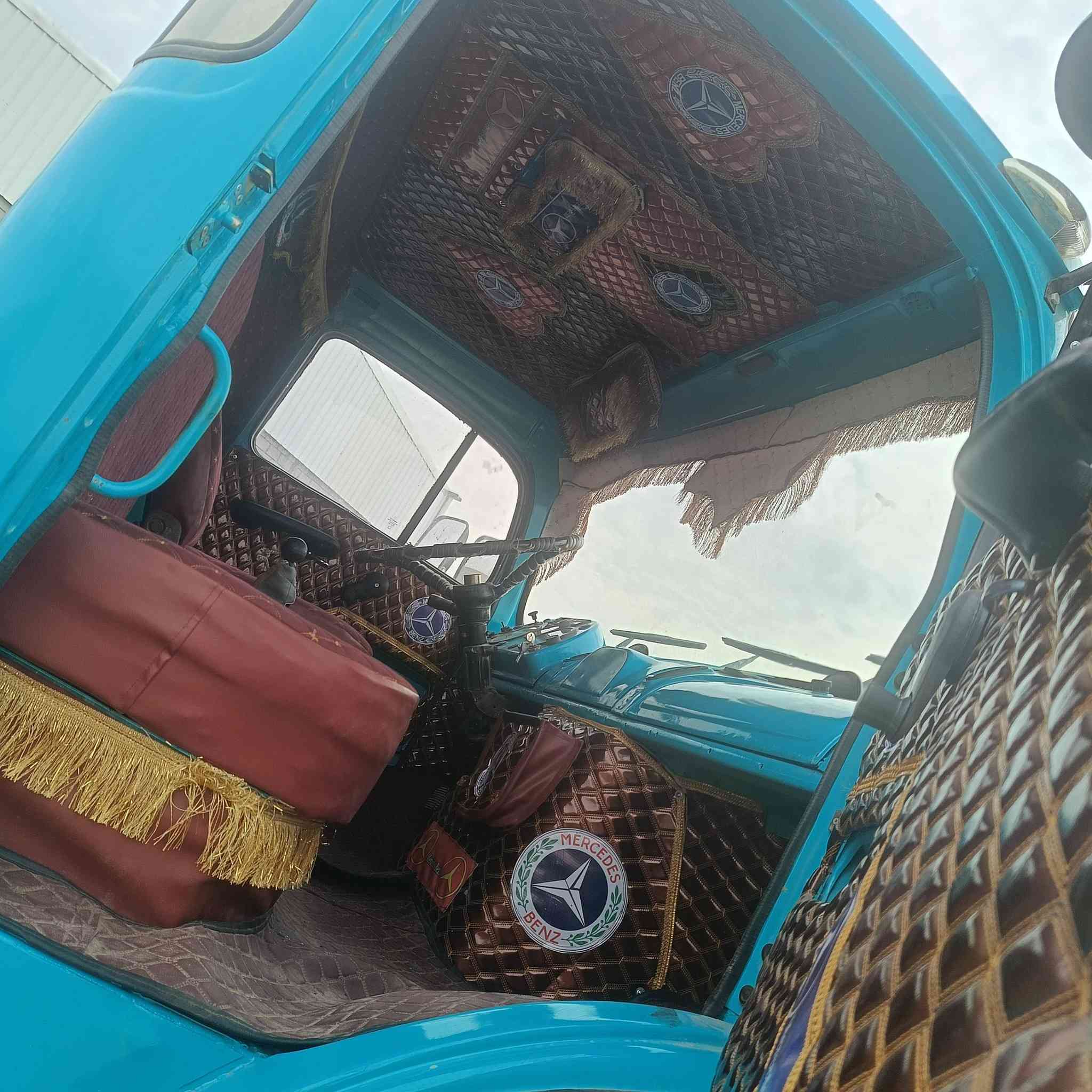 سلام عليكم البيع اقجم سياره شاصي سكس طويل ومكصوص اكسن جيف مكينه55جديده كير جديد سياره مال جناي موديل 68رقم بصره ***********شاصيها 77بس رقم 68
