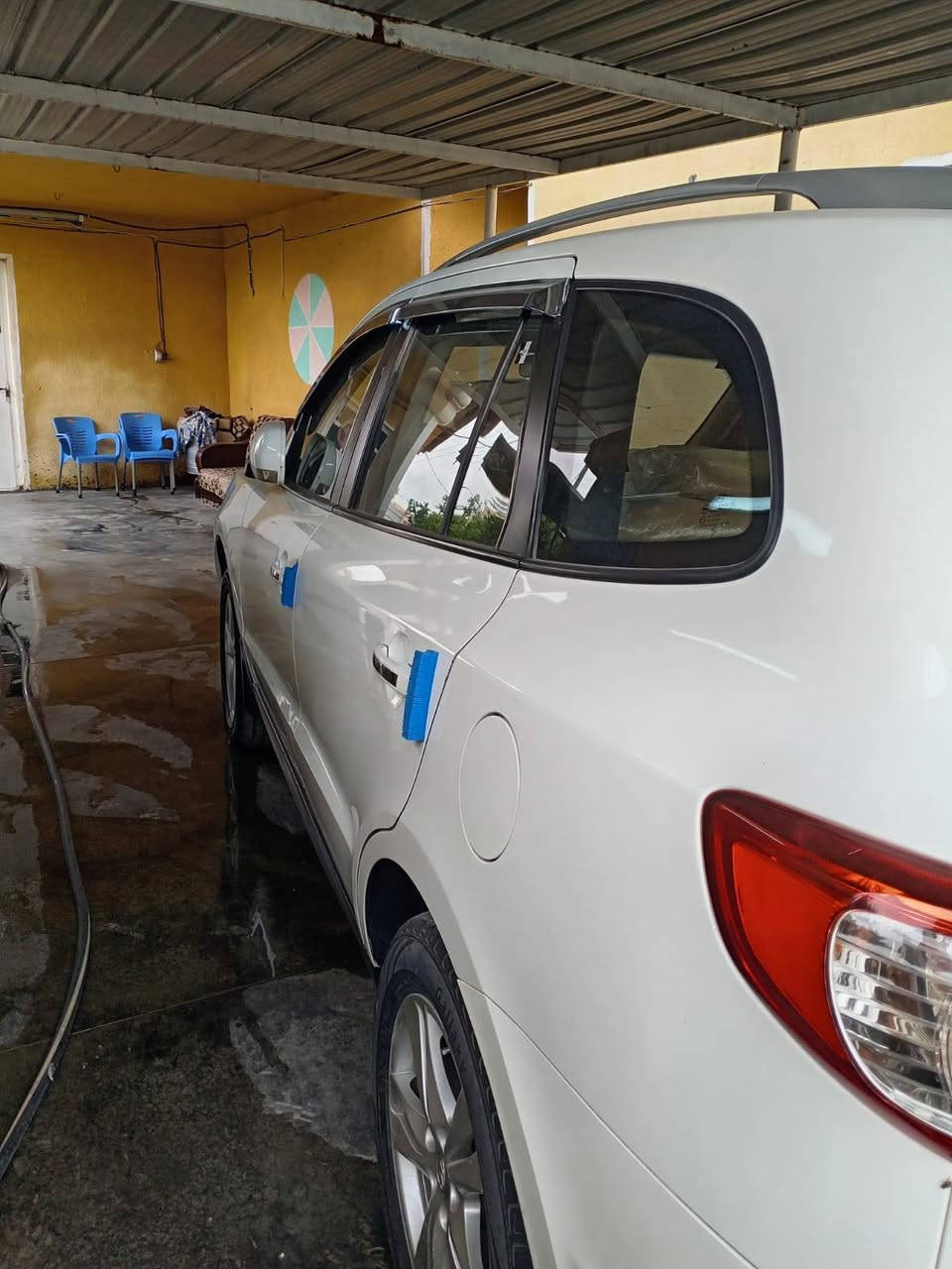 السلام عليكم 
سنتافي للبيع السياره خليجي 2011 محرك 2400 دوش سبعه راكب تبريد 3 قطع تحكمات ستيرن فتحة سقف مري شفط  مكفوله من الحادث بيهه شبر بالباب   رقم بغداد كير محرك حداديه تخم تاير  نظيفه  والسعر 145 وبيهه مجال مكانهه بغداد الطارميه قرب كلية الرشيد 
اني مكلف بالنشر رقم صاحب السياره
 ***********
حياكم الله
