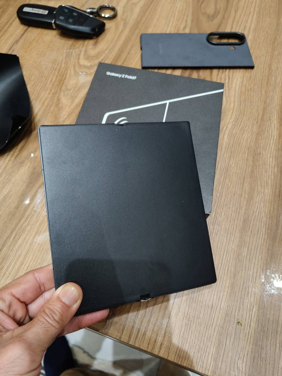 سامسونك z fold 7
ذاكدة 256 /12
الجهاز مستخدم شهر واحد فقط 
ملحقات كاملة
حافظات اصلية عدد2
شاحن 45 واط اصلي
لاصق الشاشه مال شركة بعده بالشاشات
السعر 1550,000/اسعار ثابته
الملك سنتر /السيدية
***********
