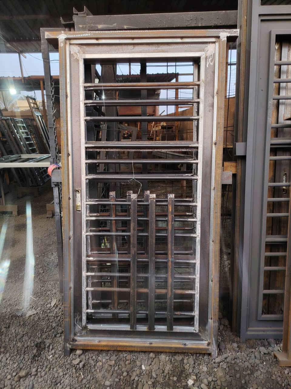 السلام عليكم يوجد لدينا بوب و شبابيك حديد يطار جنل وداخل مليم ربع شباك 2 *2سعر 125 الف شباك 150 *2سعر 100الف باب 125 *270 سعر 170الف باب 1 *270 سعر 125الف عنوان بغداد جرف نداف ***********
