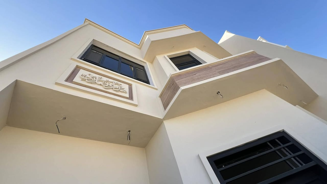 دار سكن للبيع 
طابو زراعي سند 25
داخل مجمع توحيد العفلوگي 
مجمع خدمات كامله 
المساحة 150 M 
الواجهة  9 M 
 بناء حديث بعده مامسكون 2026
يحتوي على 
غرف النوم عدد 4 نظام سويت / صالة عدد 2 /أستقبال /مطبخ/مجمع صحي عدد ٣ 
                      مراجعة 
مكتب مهدي العتابي للعقار ديوانية الجزائر مقابل فندق برج الامراء
للاستفسار *********** مهدي العتابي 
           *********** حيدر الفتلاوي
           ***********
