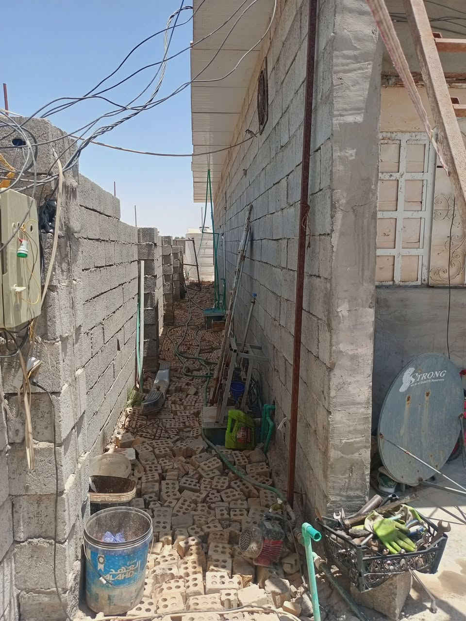 توكلنا على الله
منزل مساحه 500متر بناء 200متر سقف سندويتش الدار تتكون من 3غرف نوم 4*5 وصالة مشتركه وستقبال 5*8ومطبخ 4*5 وحديقة أمامية موقع على شارع عرضه الشارع15متر فرع مستقل والشراي يتصل على الرقم ***********
