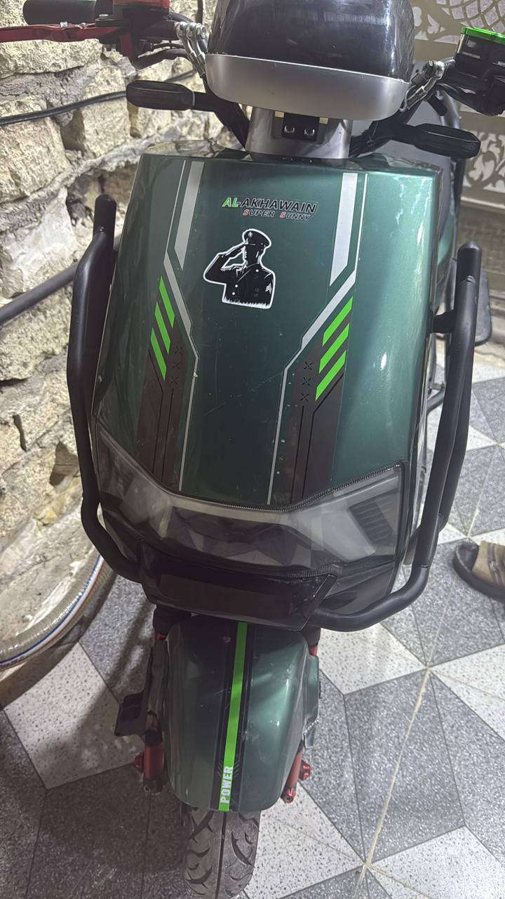 سلام عليكم دراجه شحن للبيع ست بطاريات عل فحص كهربائياته كلهه شغاله موديل 25 نضيف نوع دبدوب مدرع بل كامل سعر 600 الف مكاني رمادي رقم تليفون ***********
