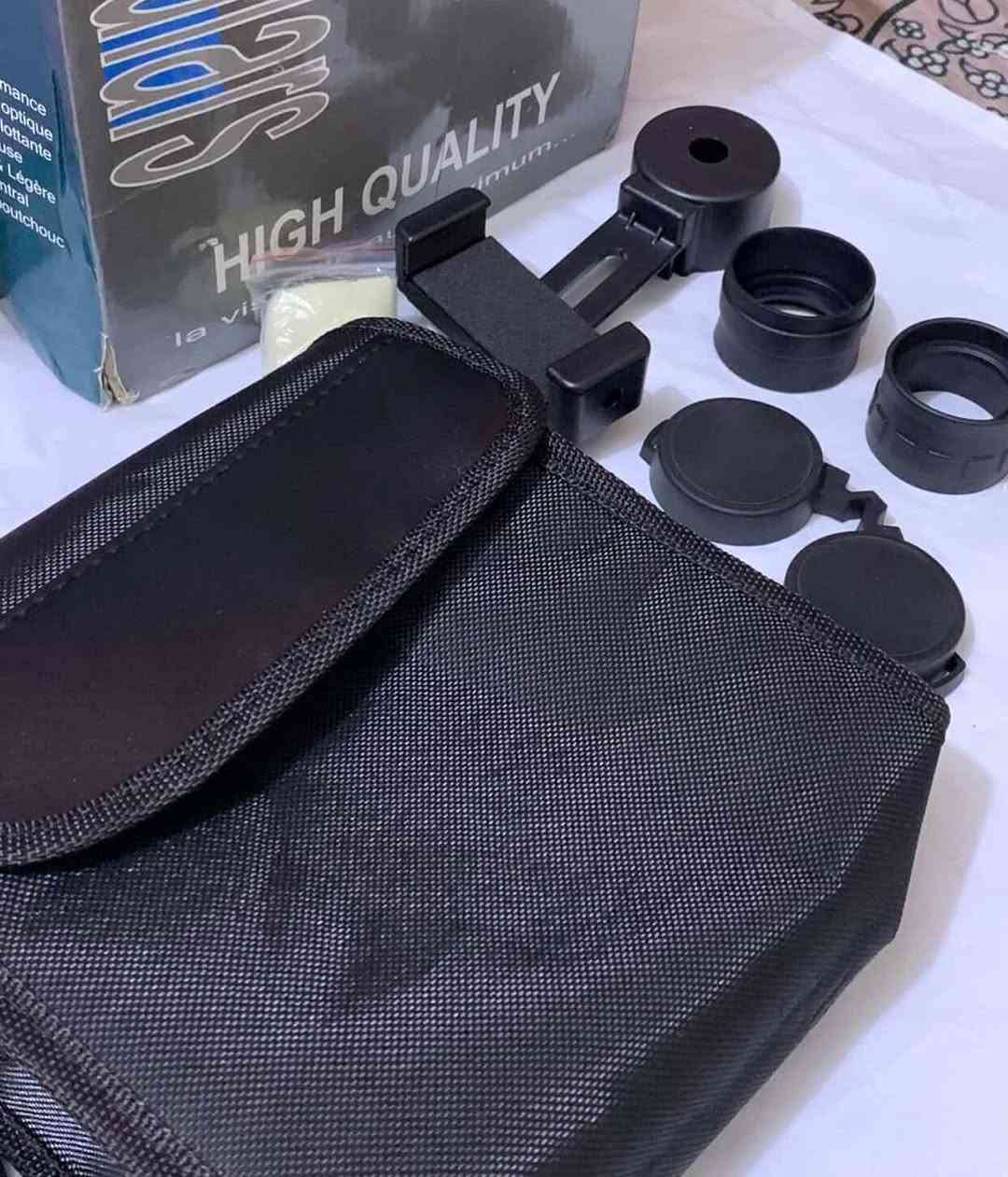مناظير (Binoculars).  منظار مقاوم للماء (Water Proof) يتميز بمواصفات تقريبية شائعة مثل 10x50. 
eBay
eBay
 +1
الوصف: منظار احترافي يوفر وضوحاً وصفاءً عالياً للرؤية.
المواصفات التقنية: غالباً ما يأتي بقوة تكبير 20x50 ومدى رؤية يصل إلى 168 متر لكل 1000 متر.
الاستخدامات: مناسب للأنشطة الخارجية مثل الصيد، التخييم، والمغامرات في الطبيعة. السعر خاص


**إذا كنت صاحب هذا الإعلان وتريد حذفه لأي سبب، رجاءا أرسل رسالة إلى الدعم الفني**