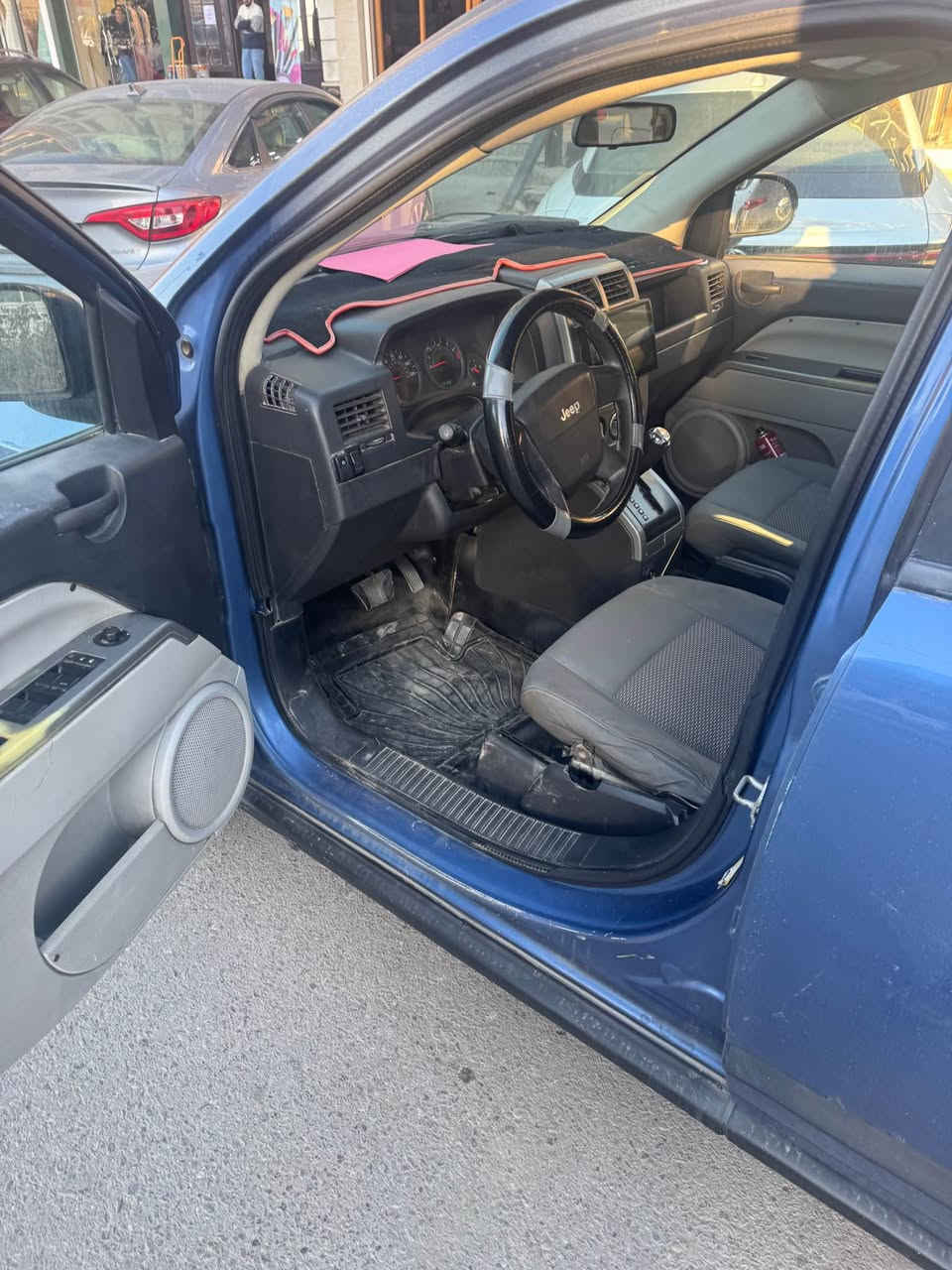 السلام عليكم 
جيب كومباس موديل 2007 
السيارة كلش حلوة وجاهزة من كلشي 
محرك 2400 دوش 
كير ومحرك مكفول 
تبريد تدفئة شغال 
صدر كامل جديد 
باتري جديد 
تايرات بحالة ممتازة
حادثهة جاملغ خلفي وصندوك 
والباقي مكفول 
السعر 77 وبيهة مجال بسيط 
بيع او مراوس بشي اقل
*********** بغداد, العراق
