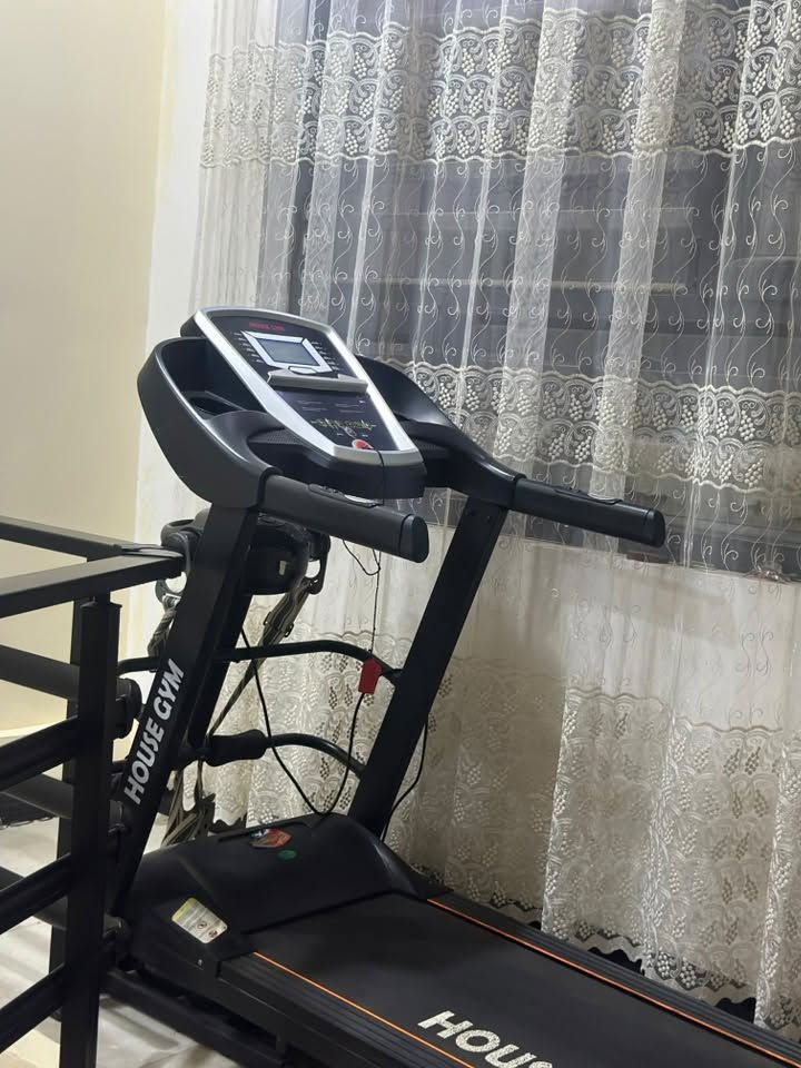 السلام عليكم
جهاز مشي كهربائي HOUSE GYM بحالة ممتازة، مزود بشاشة رقمية نعرض الوقت والسرعة والمسافة والسعرات الحرارية، ومفتاح أمان لسلامة المستخدم. مناسب للمشي والجري داخل المنزل، سهل الاستخدام ويساعد على تحسين اللياقة البدنية وحرق السعرات للاستفسار
***********
