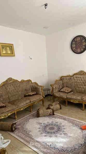 بيت مساحه ١٥٦ متر بناء جديد 
منطقه ال٢٦ حسينيه سكلات مقابيل منتزه 

طابقين 

غرفتين نوم صاله ارضيه ىصاله طابق ثاني استقبال ومطبخ حمام عدد ٢ واحد سويت 

بيبان تركي وباب قاصه وشبابيك المنيوم عازل 

بين بناء درجه اولى ارضيه رفت مسلح 

نقص شتايكر وستاره والواجهه 

قريب من تجاري حشد وتجاري مدخل سكلات  قريب من منتزه بظخر تجاري 

سعر ١٣٠ قابل للتفاوض 

*********** ابيع على مبادرة حسب الاتفاق
