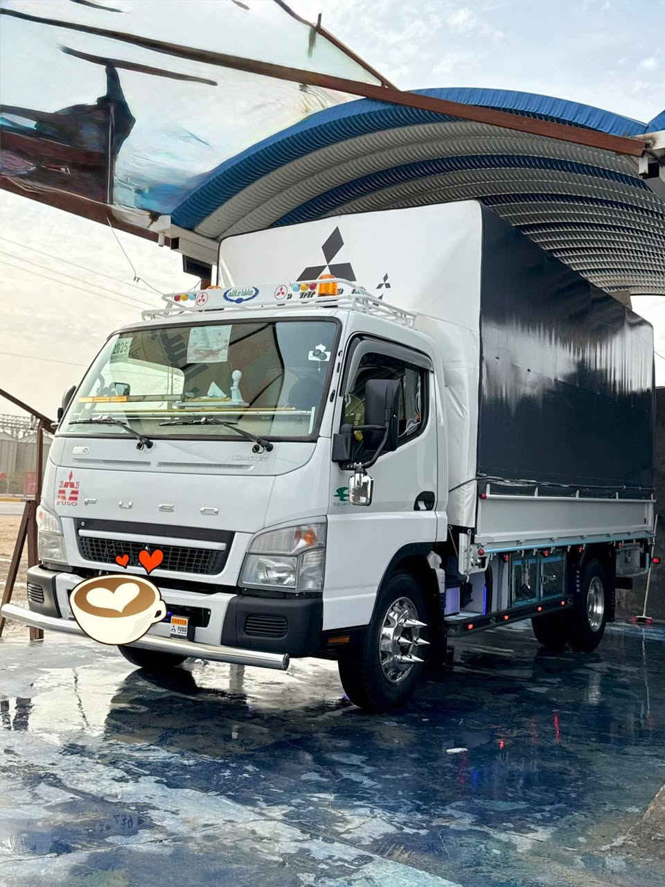 السلام عليكم كنتر للبيع موديل 2025 ماشيه 81 سيارة جاهزه مجهزه رقم اربيل بسمنه سياره خير من الله حداديه جلال تخم تاير مكفوله كفاله عامه سياره مكاني حله شارع ستين سعر 300بيه مجال قليل شراي يتصل ***********
