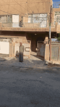 السلام عليكم  بيت للبيع العامرية الاقتصاديين مساحتة ٢٣٠ الواجهة ٨ نزال ٢٣ بي كسرات بالواجهة عدد غرف نوم ٦ عدد الحمامات ٤ يوجد غرفة استقبال مساحتة ٦ في ٥ متر وغرفة سويت كامل  وكراج يستقبل سيارة بحجم ستاركس وحديقة جيدة الموقع الاقتصاديين الاستفسار ***********
