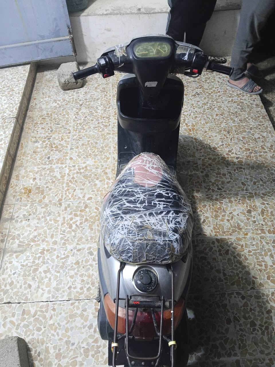 ماطور بوتين ياماها للبيع محرك ما مفتوح شاصي شرط ضو اشاير كله شغال سلف شغال نضيف وكدام العين السعر 300 وبي مجال اتصال انصال***********
