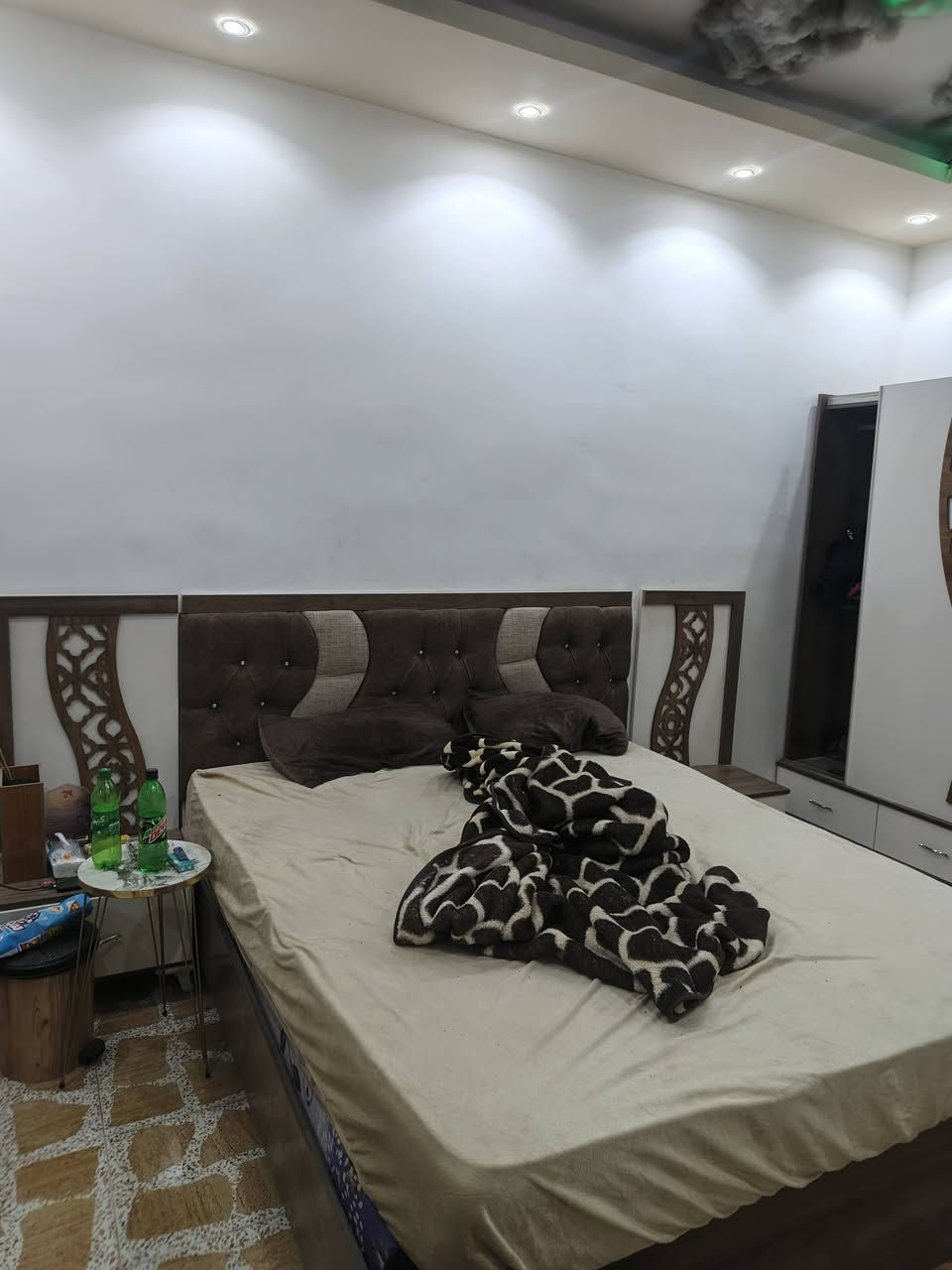 سلام عليكم بيت 100 للبيع في حي الوفاء مقابل الشهداء كافة الخدمات خط كيات وقريب على السوق وعلى الشارع العام
يحتوى على  صالة 
واستقبال وغرفتين نوم 
السعر 135 وبي مجال 
للتواصل *********** واتساب 
‏‪***********‬‏
