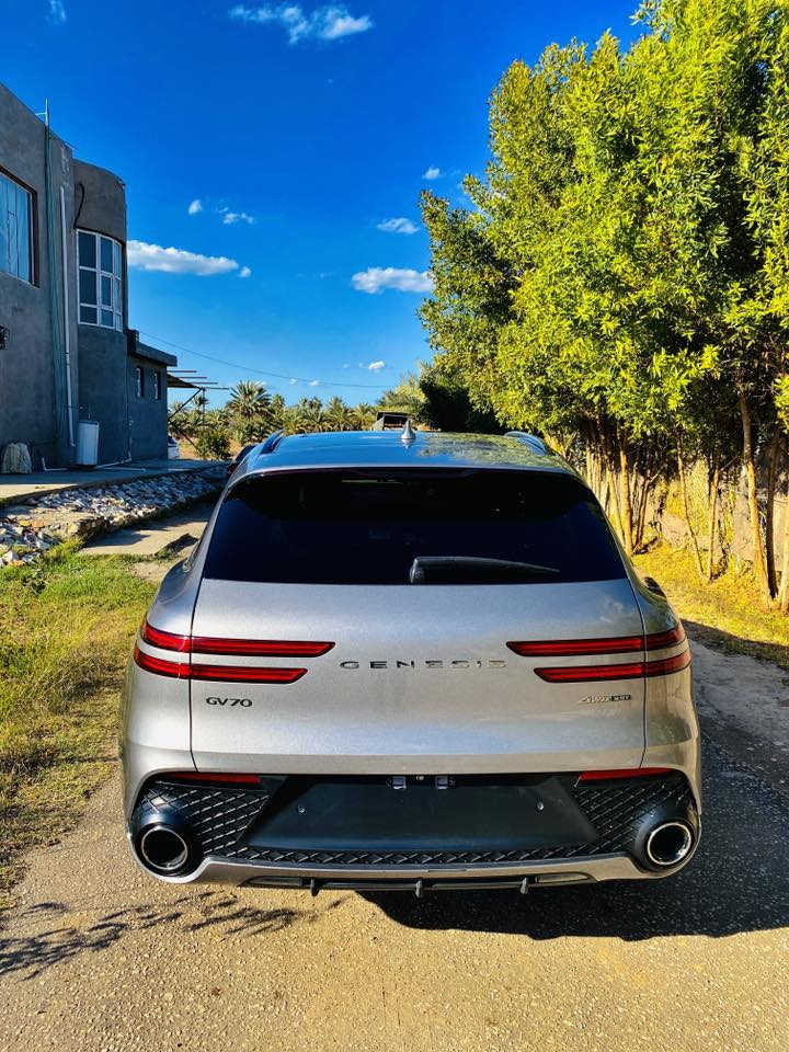 السلام عليكم
🚗 For Sale: 2022 Genesis GV70 Sport Prestige — Premium Luxury SUV
محرك 6 سلندر V6 توين تيربو سعة 3.5 لتر
 • قوة 375 حصان
 • عزم 391  حوالي(530 نيوتن متر) 
 • ناقل حركة أوتوماتيك 8 سرعات
 • نظام دفع كلي AWD

⸻

🛋️ الداخلية والراحة
 • مقاعد جلد نابا فاخرة
 • مقاعد أمامية وخلفية تدفئة
 • تكييف ثلاث مناطق
 • شاشة ترفيه 14.5 إنش
 • عدادات رقمية 12.3 إنش
 • نظام صوتي فاخر Lexicon
 • ديكورات داخلية كربون فايبر
 • عرض المعلومات على الزجاج الأمامي HUD

⸻

🛣️ الشكل الخارجي
 • فئة Sport Prestige (أعلى فئة)
 • جنوط رياضية 21 إنش
 • تصميم رياضي فاخر وأنيق

⸻

🧠 الأمان والتقنيات
 • مثبت سرعة متكيف
 • مراقبة النقطة العمياء
 • التحذير من مغادرة المسار
 • مساعد الركن الذكي عن بُعد
 • أنظمة أمان متكاملة

⸻

 • سيارة مريحة وقوية ومناسبة للاستخدام اليومي والسفر
 • تجمع بين الفخامة، الأداء، والتكنولوجيا
▪️السيارة تقرير غرق

💰 السعر: 315 ورقة
📍 الموقع: بابل
📞 للتواصل:***********
