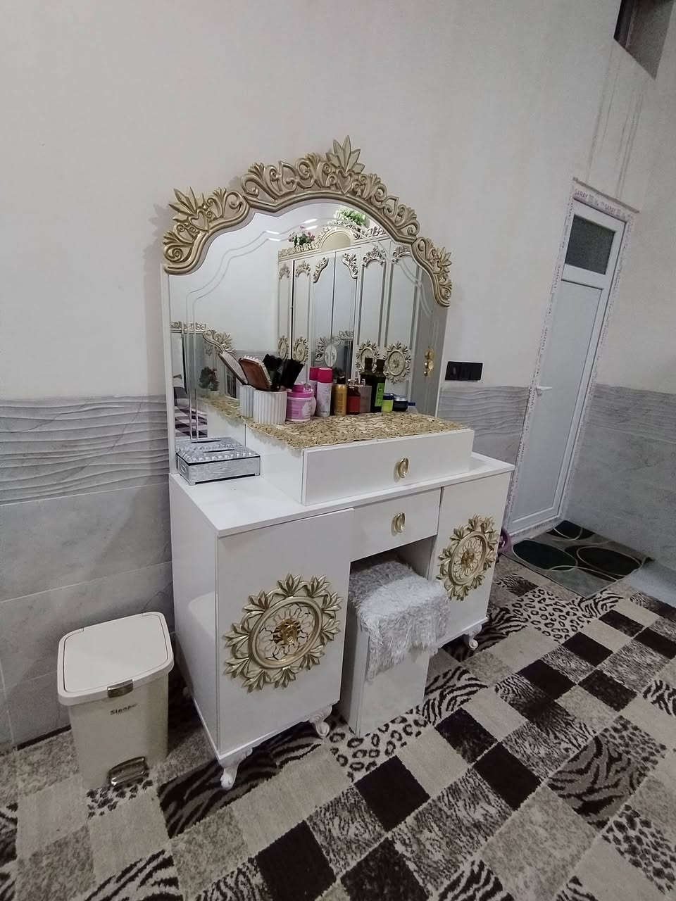 للبيع غرفه نوم تركي نظافه فول شخط مابيها اخو الجديد بسعر 700 بيها مجال ***********
