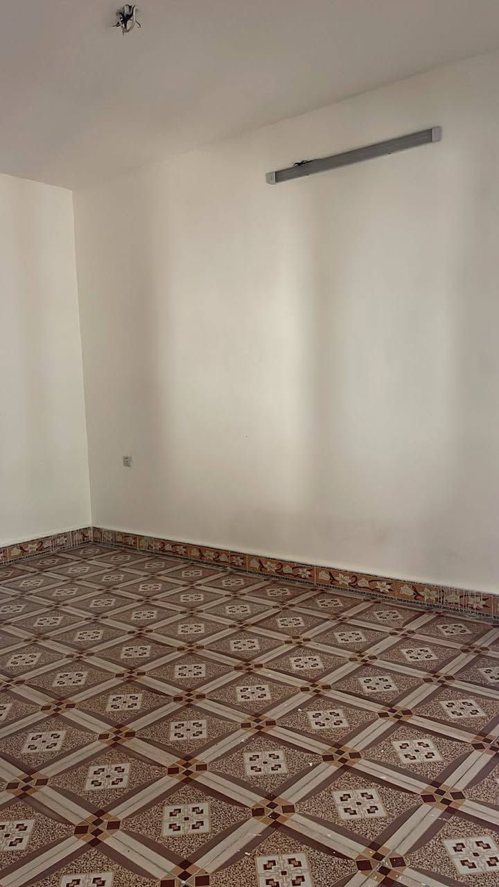 بيت للايجار أرضي 100م غرفة نوم واستقبال هول مطبخ حمام داخلي تواليت خارجي كراج مسقف سيراميك فول كركوك الواسطي قرب أسواق انور قرب جامع حمزة بن عبدالمطلب الماء والكهرباء على صاحب البيت هاتف *********** أبو شاهين ايجار البيت 250قفل
