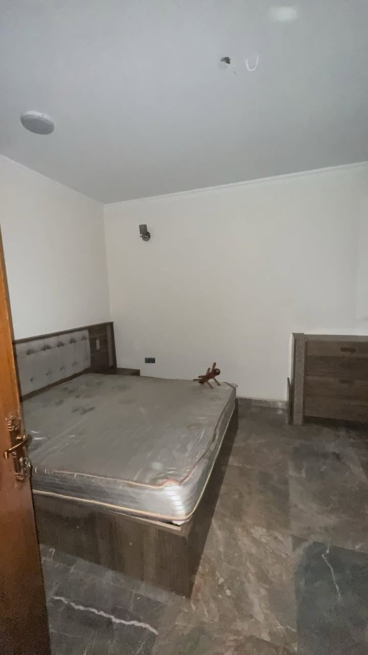 #للايجار____في____السيدية
دار مساحه 120 متر يحتوي على

3 غرف نوم وصاله ومطبخ وخدمات

بدل الايجار مليون 

للاستفسار ***********
