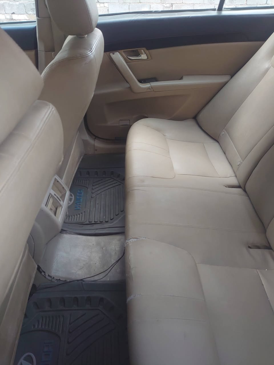 السلام عليكم أم گراند الحجم الكبير  s8///2813مكينه وكير شرط سياره بلاديه بس الجاملاقات الاماميه تعبانه وبيهه خياسات بالدوسات قليله رقم مشروع وطني رعيهه يمي جيراني محرك 2400 السعر 35او مراوس حسب القناعه ***********
