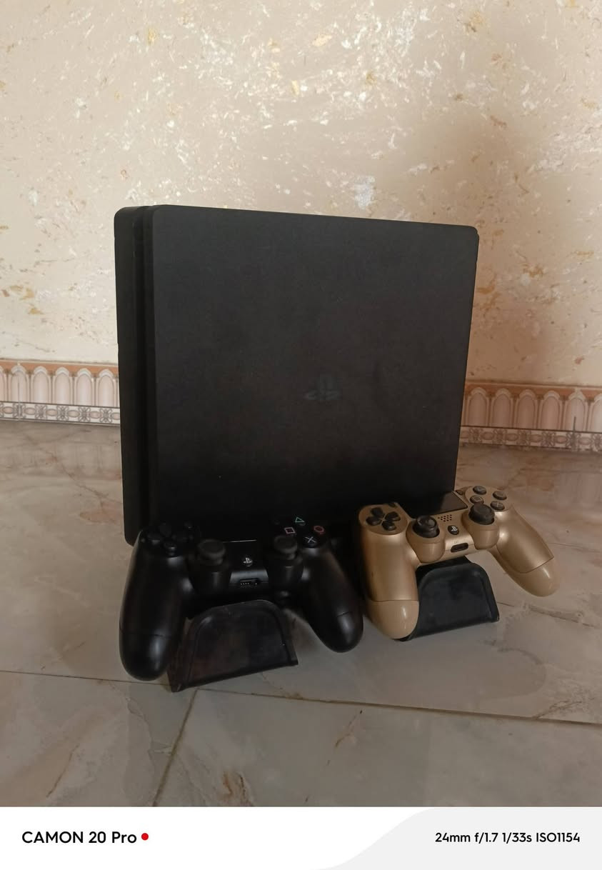 سلام عليكم بلي فور سلـم نضام 11جهاز بلادي ممفتوح ولا مصلح نضافة 90٪ جوستكات عدد2اصليات وقاعدة تبريد
 خارجية وعاكسة كامل ابيع شلع ب275وبي مجال 
ذاكرة واحد تيرة مهكــــــــر 
مكاني ديالى بعقوبة 
***********
