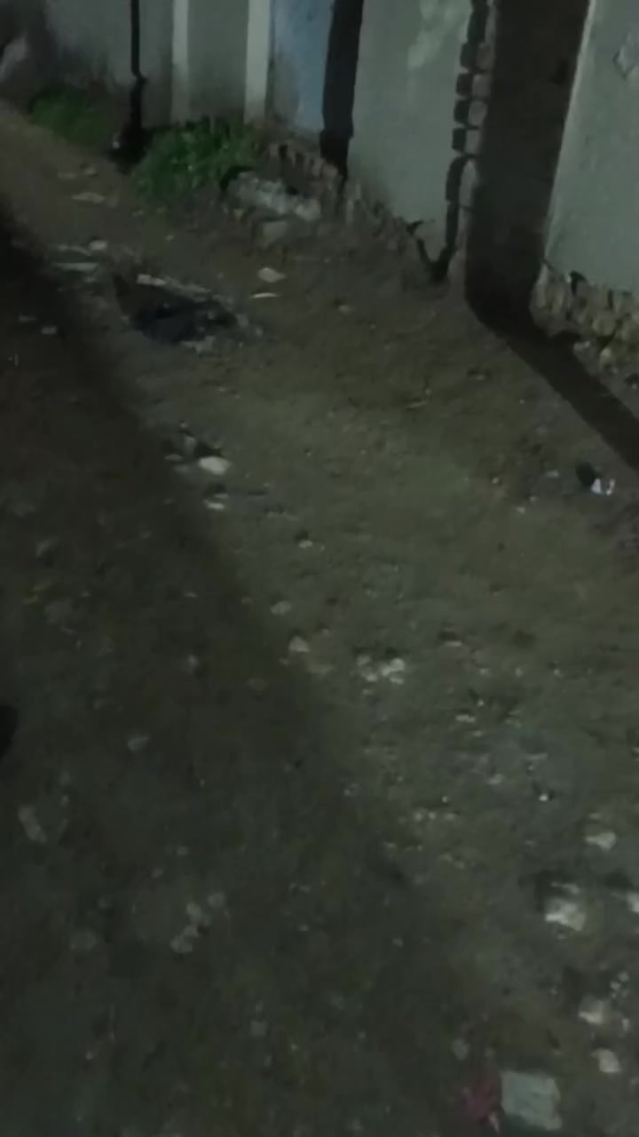 السلام عليكم بيت طابو صرف البيع مساحه ١٦٠غرفتين وصاله ومطبخ وصحيات بناء طابوك مكانه العكبه قرب الروضه ***********
