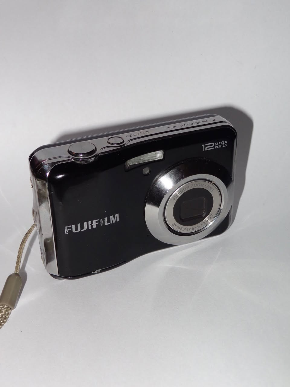 Fujifilm FinePix AV130
✅12 MP sensor.
✅Fujinon Zoom Lens 3x (f=5.7–17.1mm 1:2.9–5.2).
✅Large LCD screen for easy viewing.
✅Built-in flash for low-light shooting.
✅Slim and compact pocket-sized design.

Condition: 8.5/10. Great cosmetic and working condition with minor surface scratches on the gloss finish. Everything works perfectly.

Uses 2x AA batteries 

Price 65,000.

Delivery All Across Kurdistan and Iraq.


**إذا كنت صاحب هذا الإعلان وتريد حذفه لأي سبب، رجاءا أرسل رسالة إلى الدعم الفني**