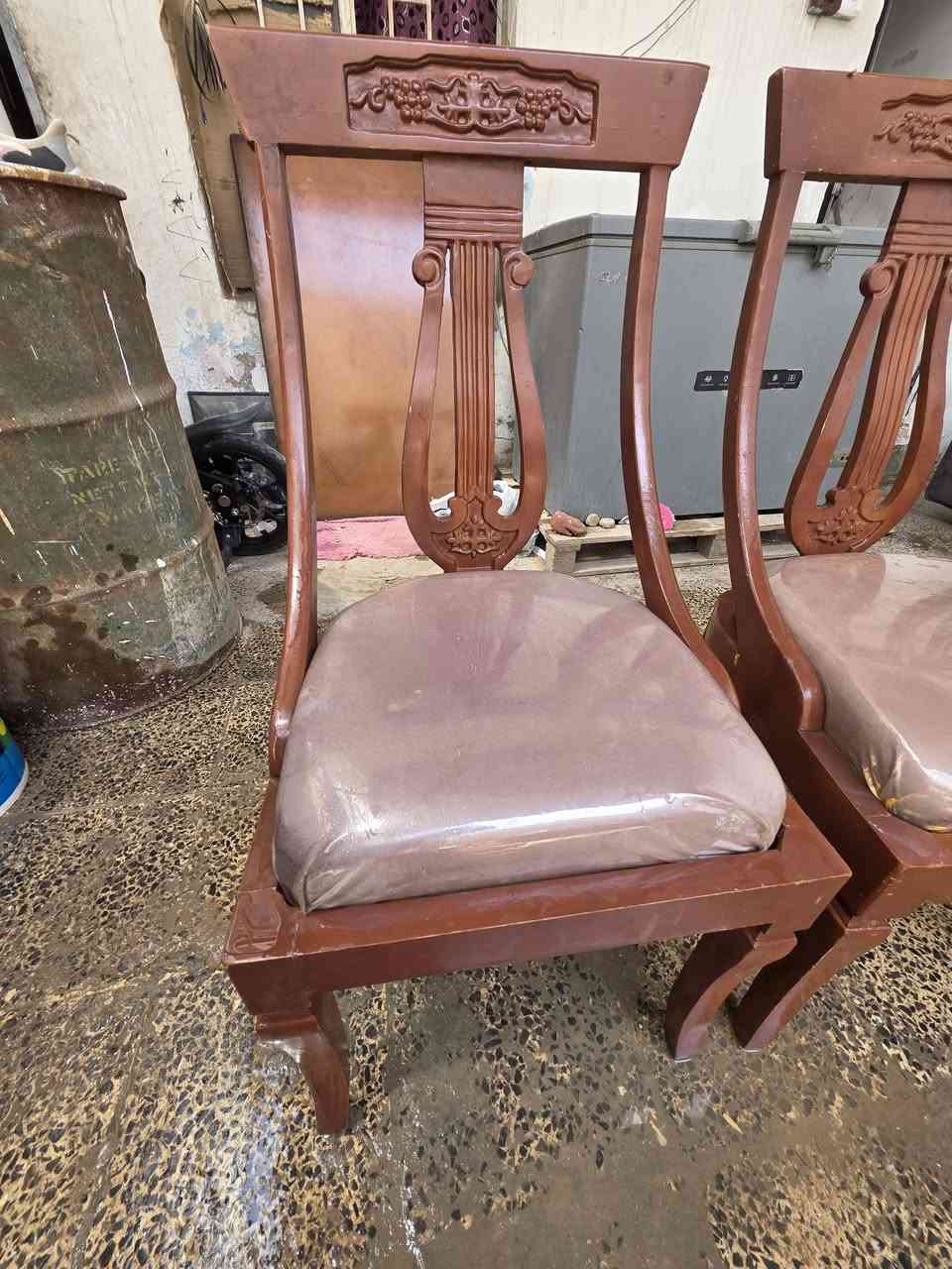 مرحبا ميز طعام معه كراسي الميز ويا 4كراسي مخلفات نيلون شغلهن درجه اوله تخم كامل   خشب صاج اصلي الملكي نضاف كلش لا كسر وفطر عدي 4ميوزه وكرسيهن  السعر خاص المكان نجف شارع المدينه ***********
