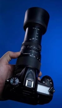 نيكون ٧٢٠٠ • ملحقات كاملة • بطاريتين