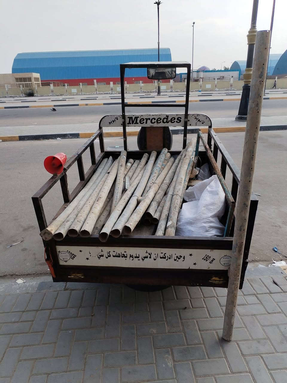 سلام عليكم بيبان 3للبيع 1طلاكه وربع وشبابيك 2 وبواري مال شرك العنوان البصره دور الشرطه قرب محطة الكندي مقابل الجملونات شارع الغائد (***********)
