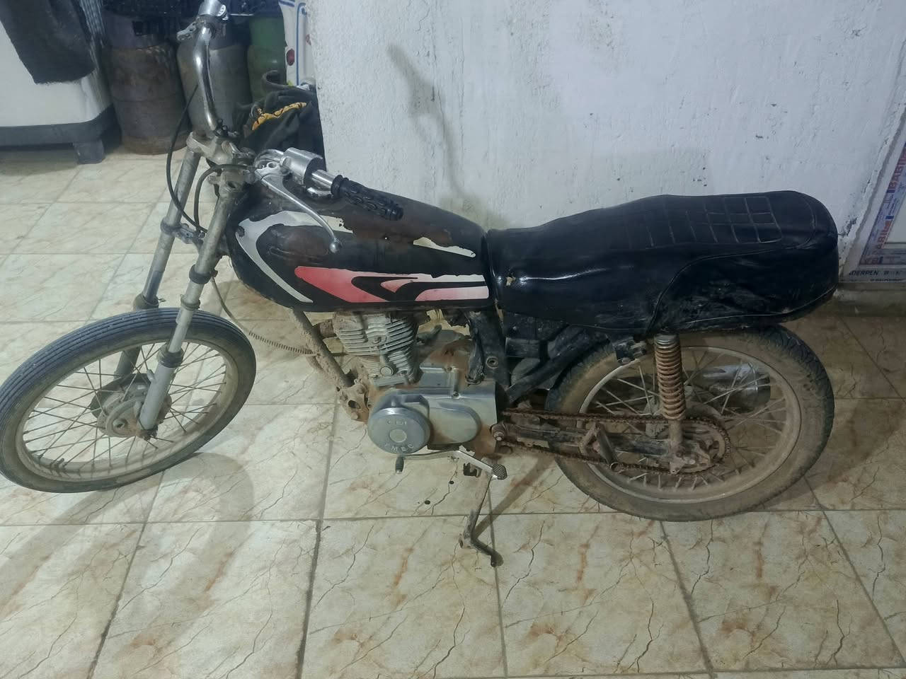 السلام عليكم دراجه للبيع احمد شهاب بيهه بس ورقتين شغاله سعر 200 وبيهه مجال حك الجيه ***********
