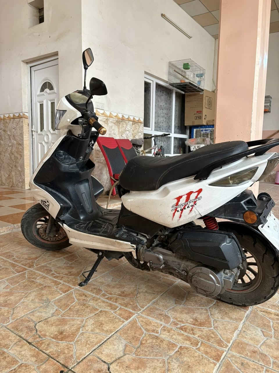 سلام عليكم
للبيع دراجه سلف وهندر يشتغل كامل 
فقط الكفرات تعبانه + بيها قطع بلواير مال لايت الامامي وبعد مابيها اي عيب
السعر 270 الف بيها مجال حك الجيه
الدراجه تلكوها بسنتر كوبرا مال العاب بلكورنيش
او اتصلو ***********
