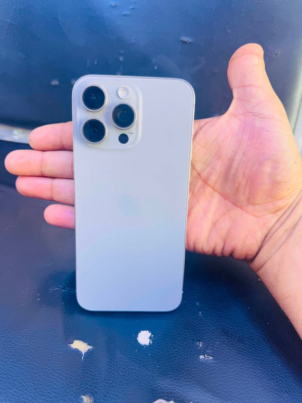 اسلام عليكم 
للبيع iPhone 15 Pro Max 256GB
✅ نسخة الشرق الأوسط
✅ أصلي 100% وما مفتوح ولا مصلح
✅ البطارية 87%
✅ Face ID شغال وجميع الميزات تعمل بكفاءة
✅ اللون: Natural Titanium
📦 الجهاز نظيف جدًا
💰 السعر: 1,200,000 وبي مجال 
بغداد مدينه الصدر ***********
