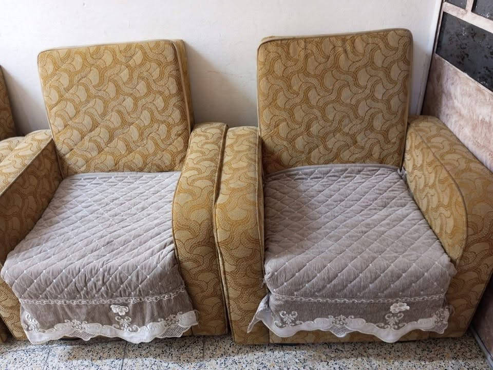 السلام عليكم عندي تخم للبيع 10 مقاعد يتحول منام للكبار والصغار وبي خزن داخلي السعر 100وبي مجال التخم بي تجوة شوي مكسورة ***********
