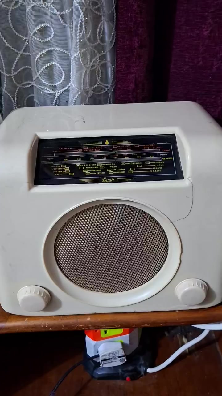 راديو انتيكه قديم لمبات شغال بدون اف ام السعر ٦٠ الف فقط يوجد توصيل ***********
