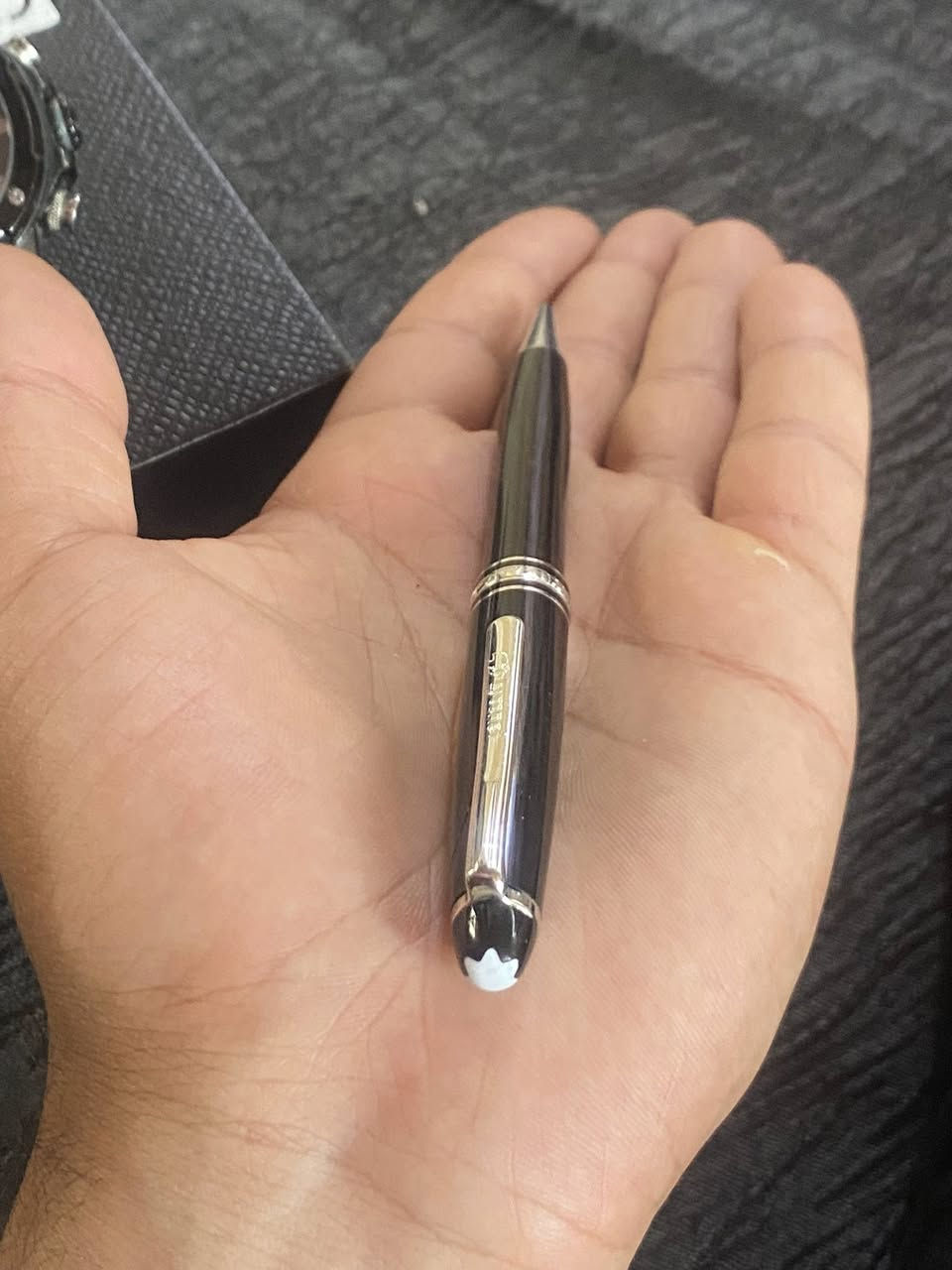 هذا القلم هو قلم حبر جاف من طراز مون بلان مايسترسك (Montblanc Meisterstück)، ويتميز بتصميمه الكلاسيكي المصنوع من الراتنج الثمين الأسود مع تفاصيل مطلية بالبلاتين أو الذهب.نوع القلم: قلم حبر جاف يتميز بآلية دوران سلسة.المواد: مصنوع من راتنج ثمين باللون الأسود العميق، ومزين بتفاصيل مطلية بالبلاتين، ويحمل شعار نجمة مون بلان الأبيض في الأعلى.الاستخدام: يعد رمزاً للرقي، وهو مناسب للاستخدام المهني اليومي أو كهدية فاخرة.
بي فطر صغير واضح بل صوره اعله سعر ابيع  ***********
