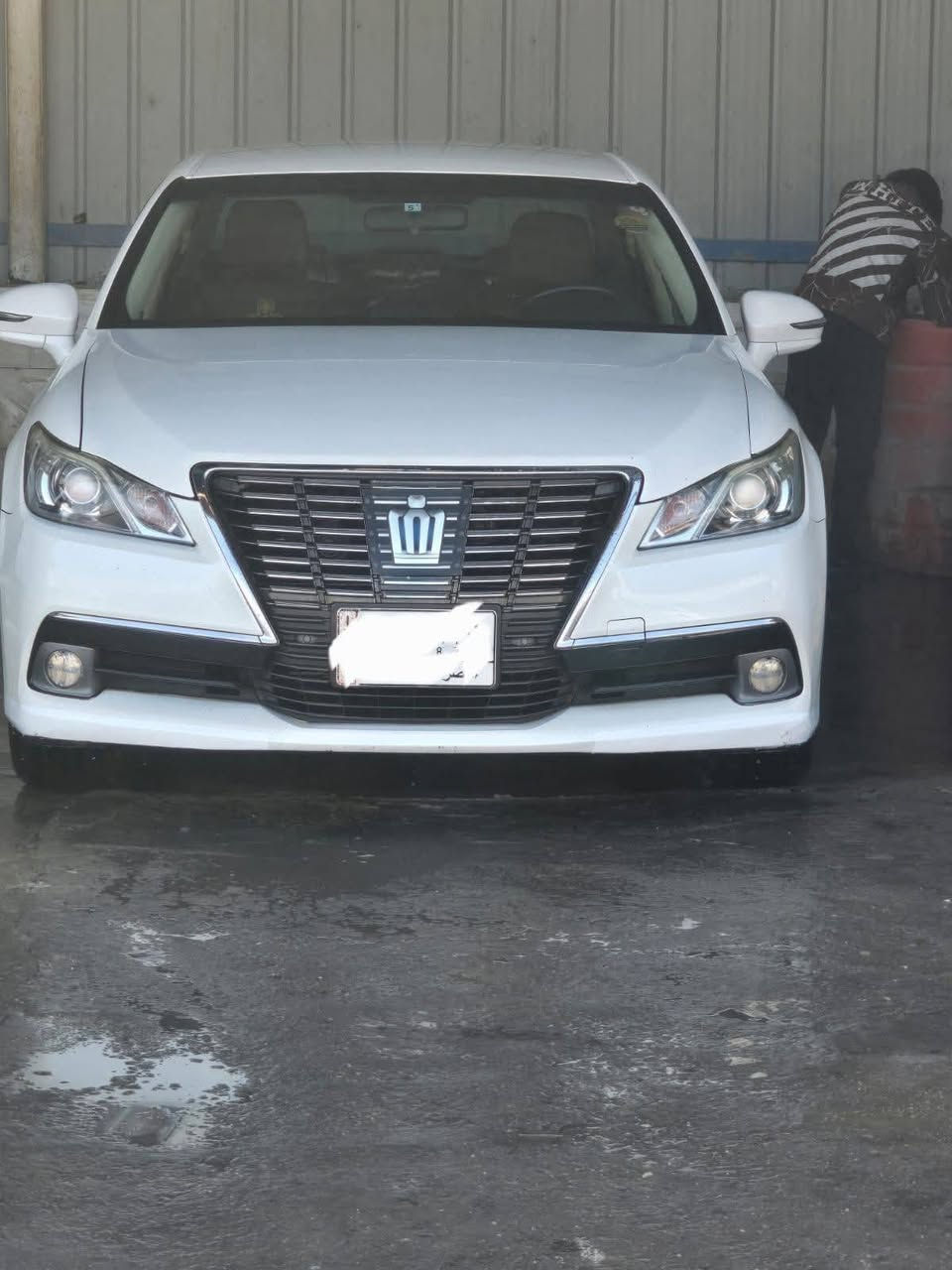 كراون 2014 هايبرد اصل ( رياضي )
فول فول مواصفات كشن كهربائي بصمة
شاشة كبيرة لمس كاميرا حاسه راردارت حاسات 
تحكمات ستريت بلوتوث اوكس 
ابيض صدفي رادارات وبصمات ابواب شفط 
رقم بصرة بااسمي شاشتين لمس مودات قيادة 
رقم صاحب سيارة ***********
