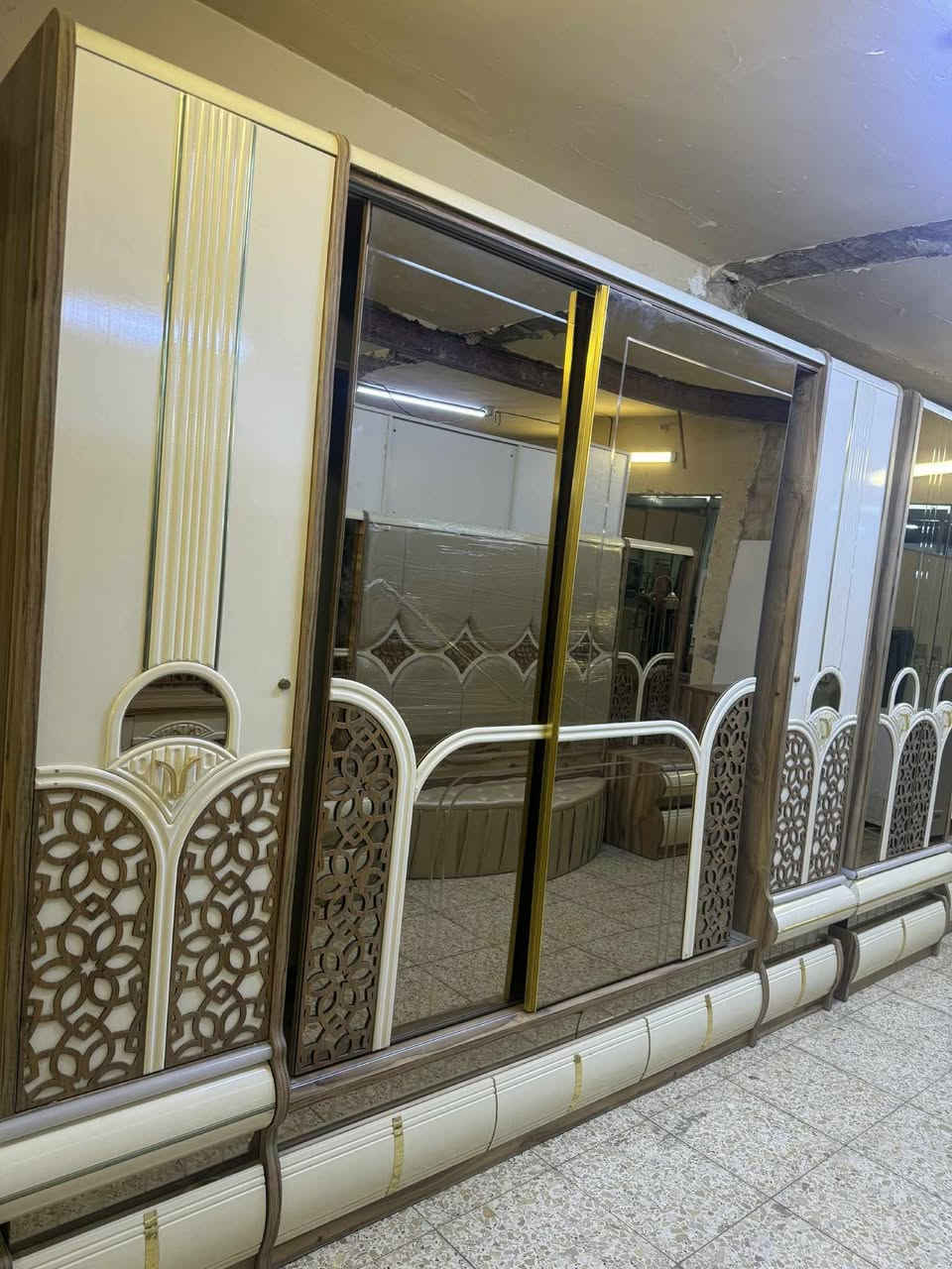 @إشارة ✨ غرفة تركي  اصلي صبغ حراري مودرن 11 قطعة ✨
نظام أبواب وسلايت  بروفايل فاخر
سرير مخزن جك 
 ضهر بلوك
 جام برونزي أنيق 
 قماش وتر بروف أصلي
 سرير مخزن جك 
✨ نظافة 99/💯 
🚚 شد ونقل مجاني داخل بغداد
📦 توصيل للمحافظات بأسعار رمزية
للحجز اخذ سكرين وتفضل خاص✨


**إذا كنت صاحب هذا الإعلان وتريد حذفه لأي سبب، رجاءا أرسل رسالة إلى الدعم الفني**