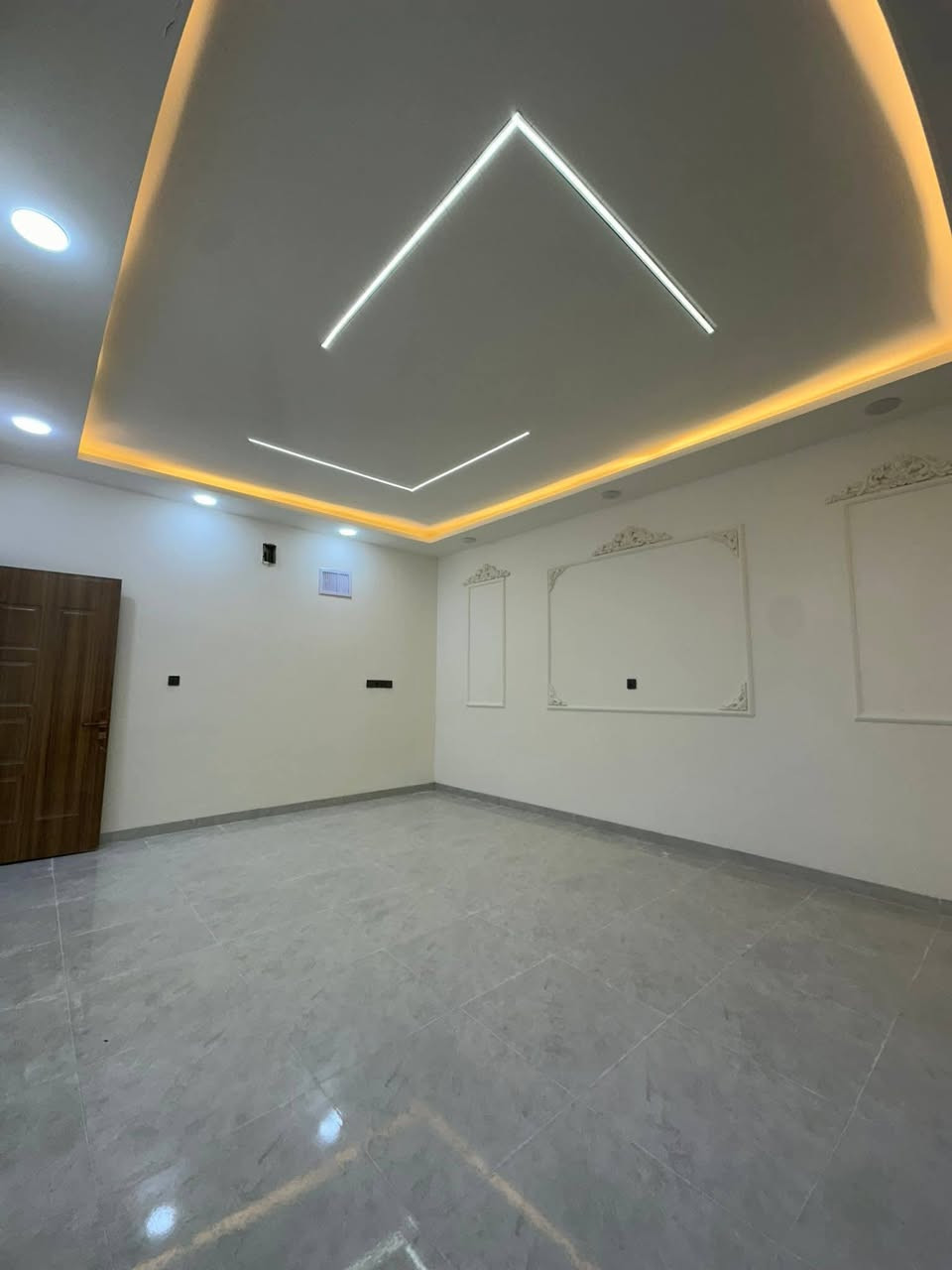 #عروض_عزيز_للعقار
دار للبيع 

حي الملايين الأولى 

خلف الكمرك 

المساحة 150 م واجهة 12 م

5 غرف نوم واستقبال ومطبخ وصاله وصحيات في الطابقين 

خدمات كامله ماء كهرباء تبليط 

سند زراعي بستان ملك صرف 

بناء حديث وتسليم الدار فوري 

للاستفسار أكثر اتصل على الأرقام او 

 مراجعة مكتب الدار الكائن في بناء الجاهز مقابل الكمرك 

***********

***********

***********
