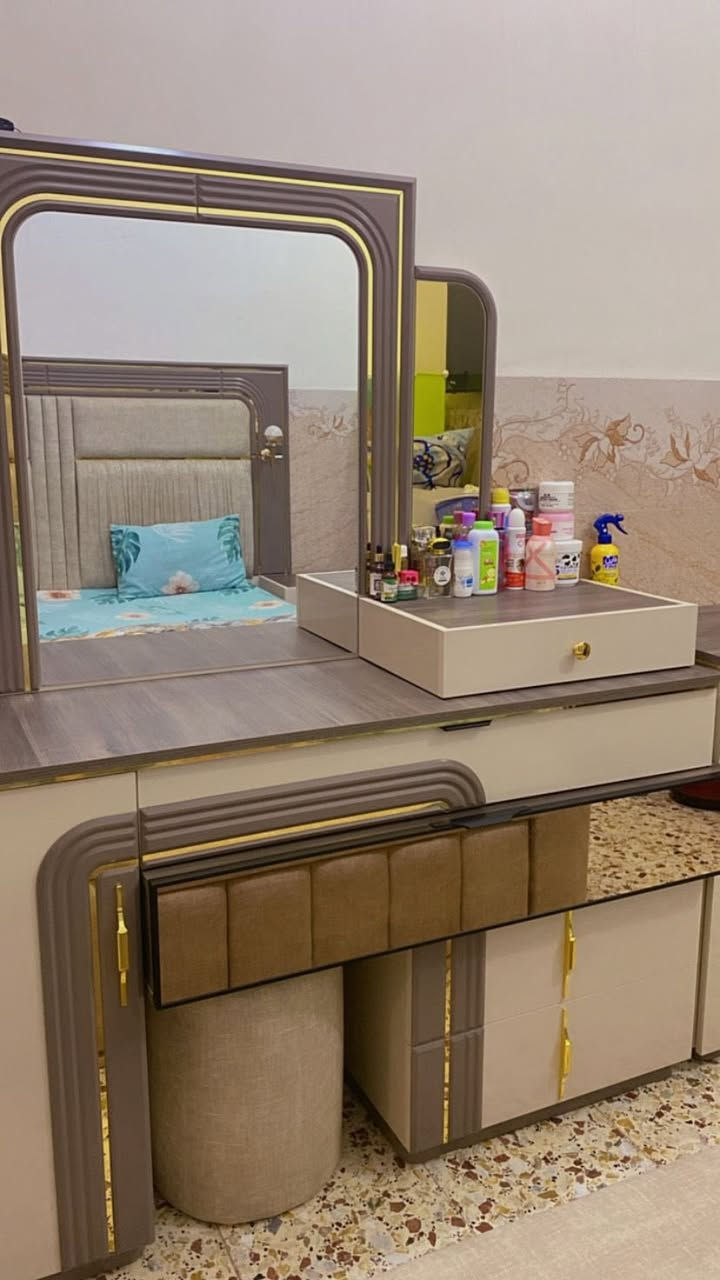 غرفه تركيه باب اول خشبها من هذا الثكيل كهربائياتها كلهن شغالات تخبل تاخذها وتدعيلي ع نضافه تخبل حرفياً متكونه من 8قطع اخذتها ب3ملاين اريدها ب مليون و250 وبيها مجال بسيط جداً الي يحب  اي استفسار ع هذا الرقم +964 773 537 5250


**إذا كنت صاحب هذا الإعلان وتريد حذفه لأي سبب، رجاءا أرسل رسالة إلى الدعم الفني**