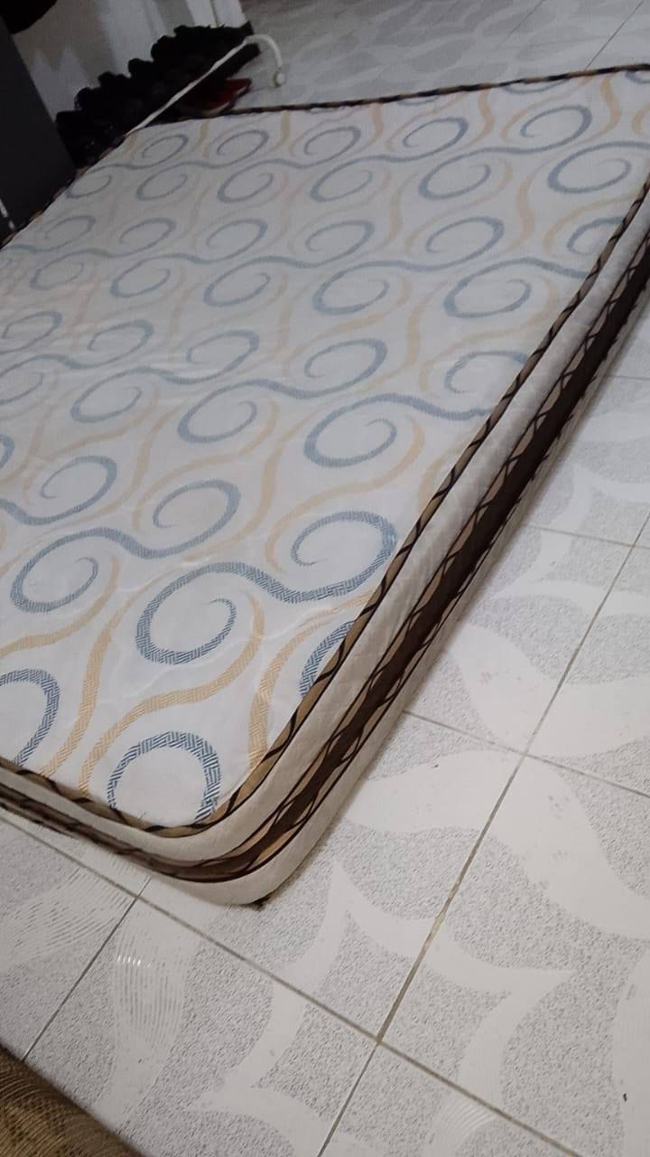 السلام عليكم استخدام ايام فقط نضيف بغداد دور نواب ضباط الزراعي مال شاكر العاني القياس ٢٠٠×١٩٠ ارتفاع ١٩ السعر ب ٨٥ وبي مجال تواصل ***********
