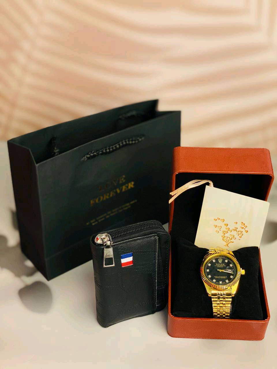 🎁هديّة عيد الحب تخلي اللي قدامك ينبهر من أول نظرة 🔥
إذا محتار شتختار هدية؟
احنا وفرنالك الحل المثالي 👌

⌚️ ساعة رجالية فخمة
تصميم أنيق ✨
تفاصيل ذهبية تخطف العين
تليق بكل الأذواق والمناسبات

👛 محفظة جلد رجالية
عملية، مرتبة، وتعيش وياك مدة طويلة
ترتيبها أنيق وتناسب كل ستايل

🎁 تغليف راقي وجاهز للإهداء
يعني لا تعب، لا لف، لا حيرة
تستلمها وتقدمها مباشرة 😍

مناسبة لـ ❤️ عيد الحب
🎂 عيد ميلاد
🎉 مفاجأة راقية
أو هدية تقدير لشخص غالي 

سعر البوكس ١٨ الف