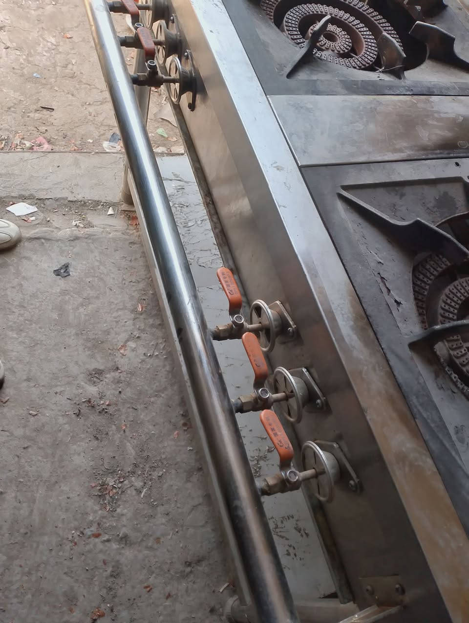 طباخ عينين
***********

طباخ ثلاث عيون
طباخ أربع عيون
سنك حوض
سنك حوضين
