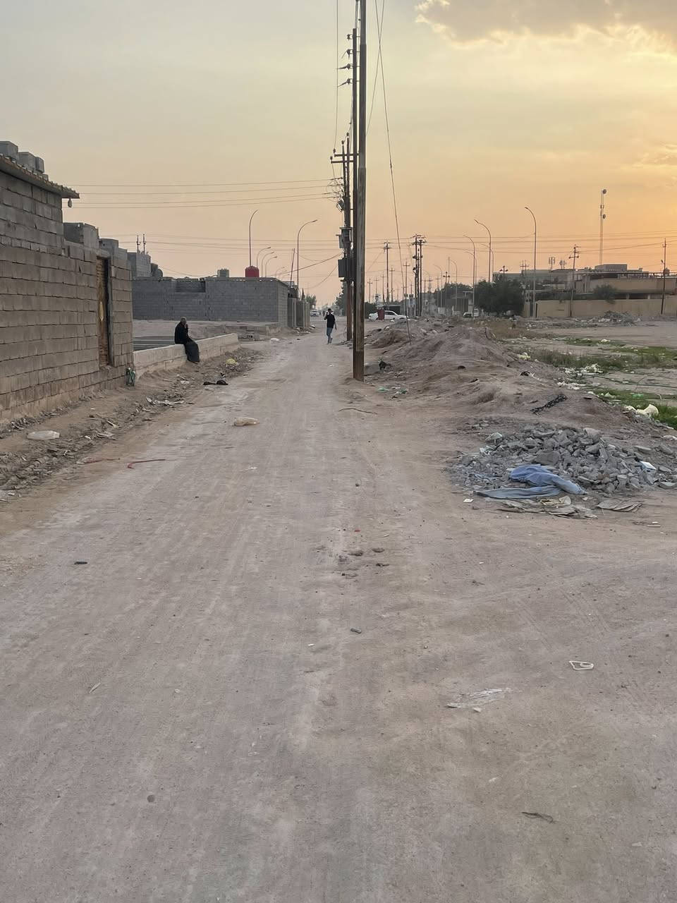 بيت زراعي قرب النادي الرياضي ثاني شارع بعد الامزون مساحه 300مساحه البناء 175 
غرف عدد2 /5في4
مطبخ/5في 4
موزع/4في3
هول/4في3
ديوانيه/7في4
كراج12
بناء حديث وهيكل طابق ثاني نفس الجوه السعر73بي مجال
***********
البصره خور الزبير
