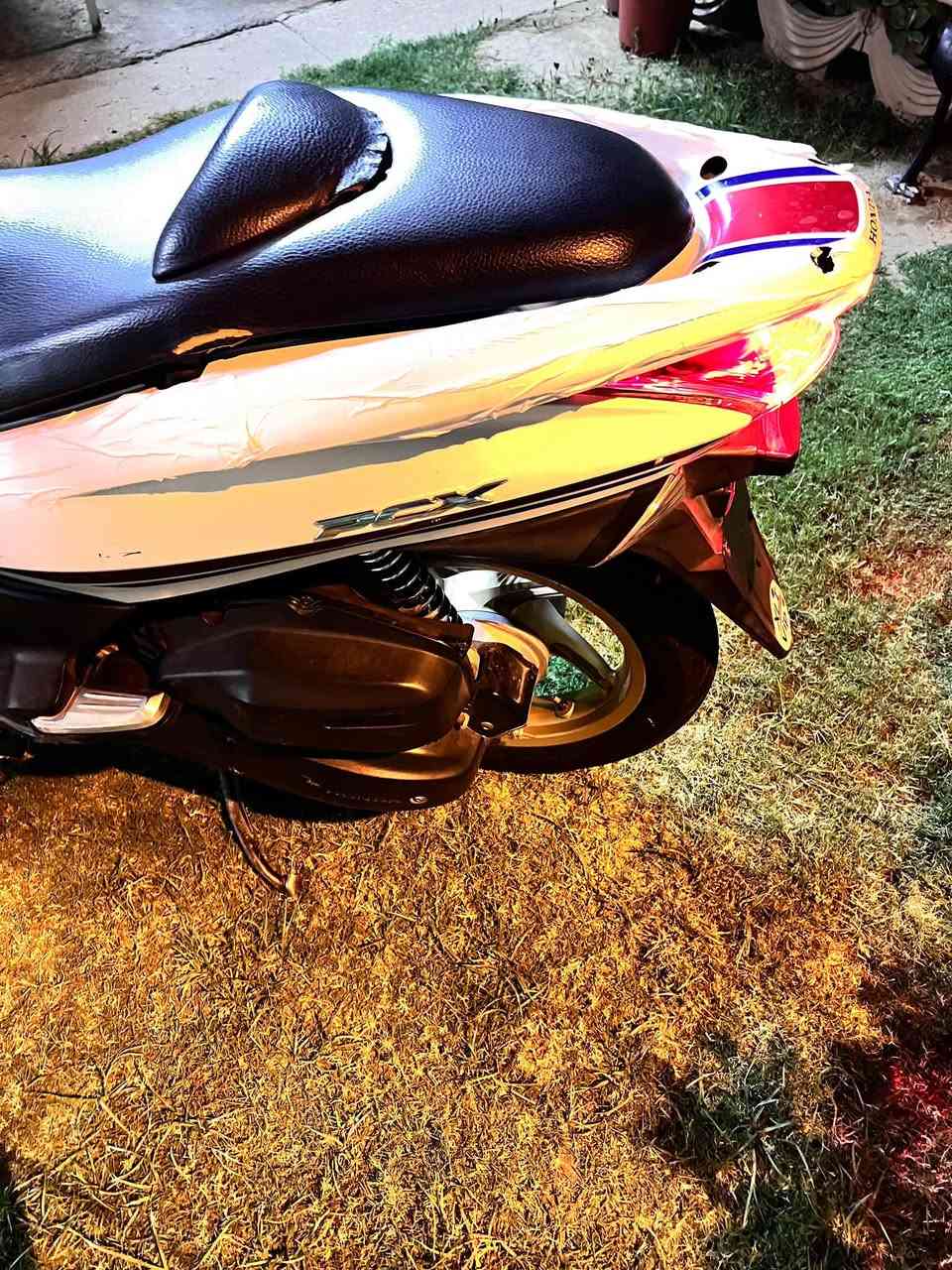 السلام عليكم
دراجه بي سي اكس pcx
جيل اول ياباني 
محرك 150cc
محرك شرط ممفتوح شرط الفحص 
دراجه نظيفه بيها ملاحضات بالكفر الامامي
حساس ازدحام 
حساس ستاند 
تدفئه يدات هيتر 
منظومه زنون 
كهربائيات شغاله 
كلشي بيها شغال ومكفول 
تايرات جدد 
السعر مليون قفل 🔒 
***********
