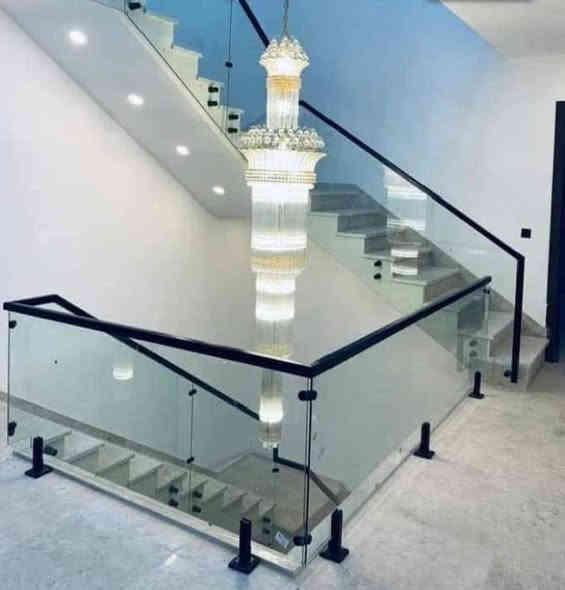 محجر زجـــــاج فـــلات سلم مع قبضة جانبية 
ألـــمــواصفات للعمل 
⚫️ ثكنس او كيج الـــزجــــاج  10 ملم 
⚫️ زجــاج ضــد الصدمات 
⚫️ زجــــاج مقسى سكيوريت 
⚫️ خالي من الشوائب والندبات 
⚫️كافة الاعمال تكون (( بــضــمــان 10 ســنــوات ))
⚫️كافة الاعمال تكون بأشراف مهندسينا                         الاستفسار عل رقم ***********
