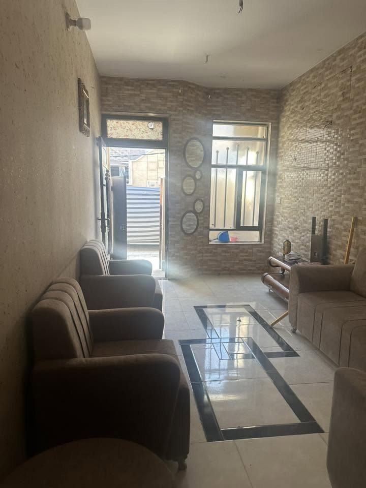 السكان قرب المزادات مشتمل ألا يجار مساحته ٥٠ يحتوي على ٣ نوم وصاله ومطبخ وخدمات  السعر ٥٠٠الف ***********
